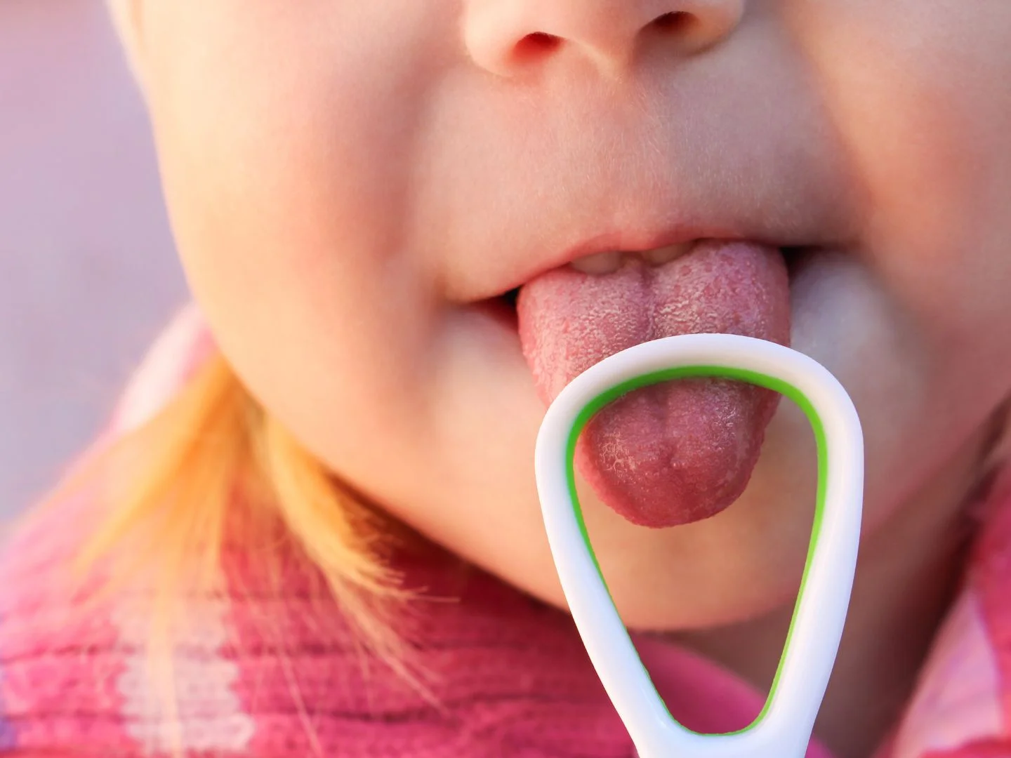 Como limpar a língua: uso de raspadores de língua em bebê